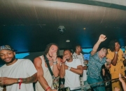 包含疯狂比赛夜，球迷载歌载舞庆祝胜利的词条